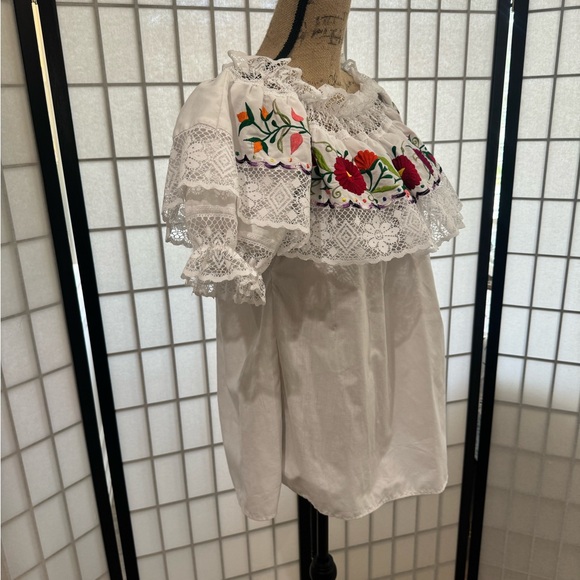 Mexican Short Sleeve Floral Embroidered Ruffle Neckline Blouse Women’s Size L - Picture 6 of 15